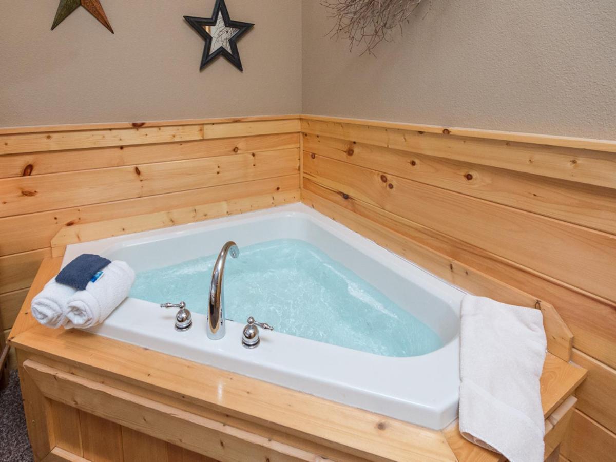 Moonlight Theater Lodge, 3 Bedrooms, Hot Tub, Pool, Sleeps 14 *