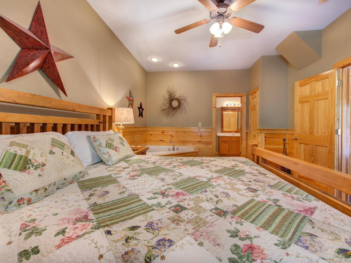 Moonlight Theater Lodge, 3 Bedrooms, Hot Tub, Pool, Sleeps 14 Holiday home