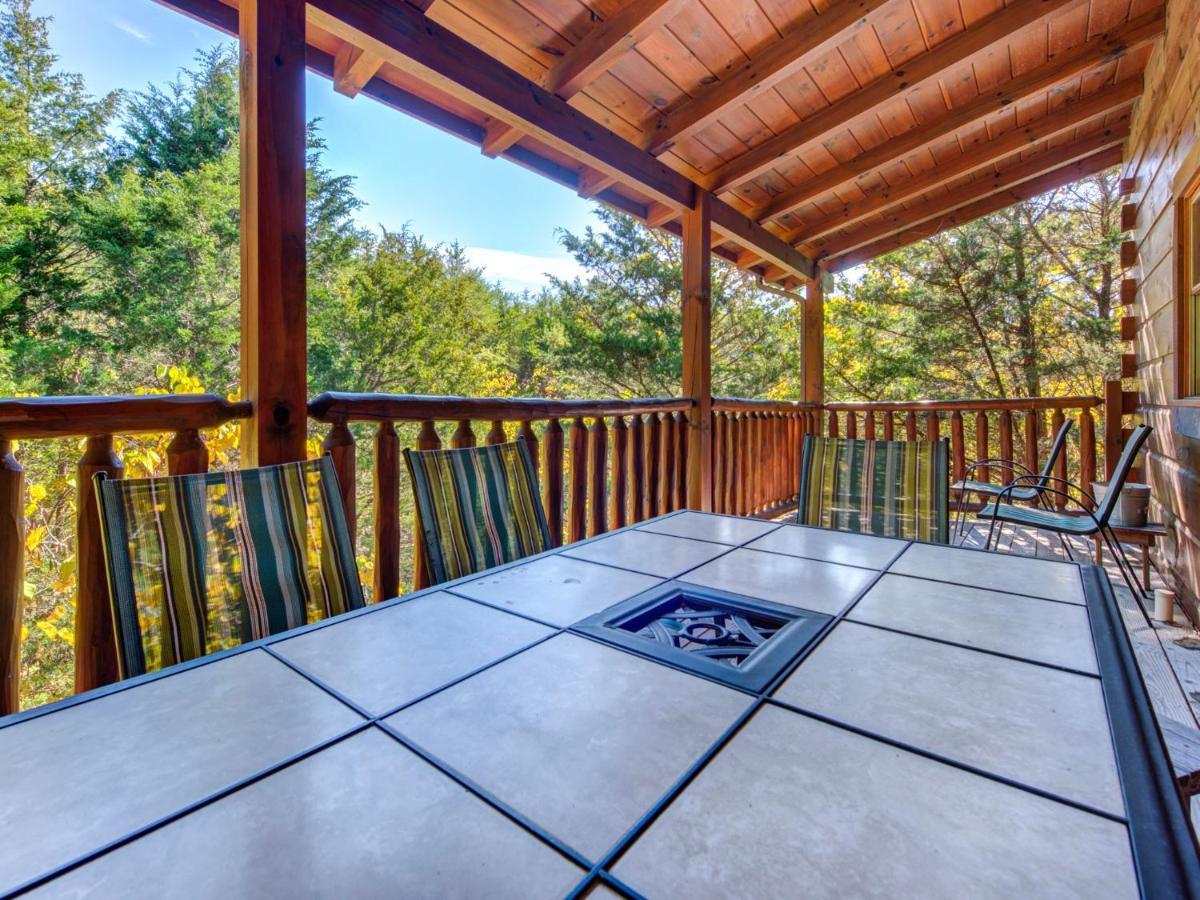 Moonlight Theater Lodge, 3 Bedrooms, Hot Tub, Pool, Sleeps 14 Pigeon Forge