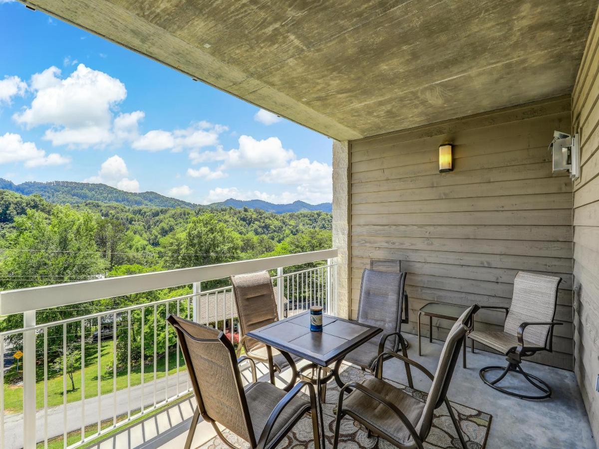 Apartment On Whispering Pines 531