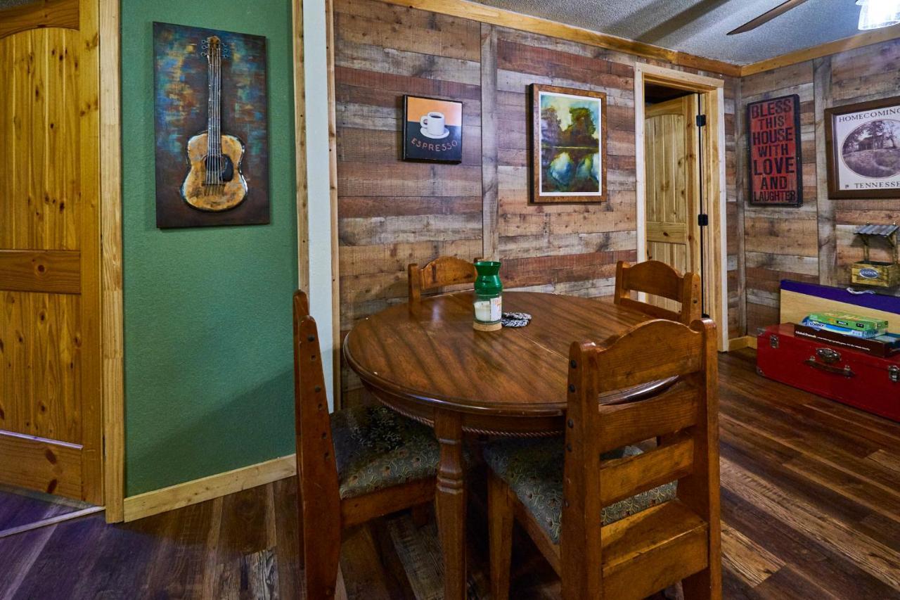 Steps From Downtown Parkway + Private Hottub And Firepit - Wifi - Firefly Apartment *
