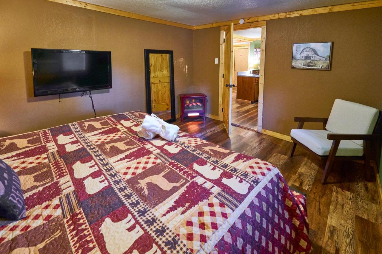 Apartment Steps From Downtown Parkway + Private Hottub And Firepit - Wifi - Firefly Pigeon Forge