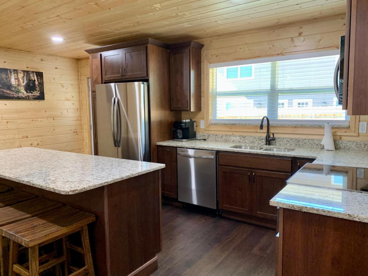 The Brick House: Brand New! 3 Bedroom With Private Driveway Holiday home *