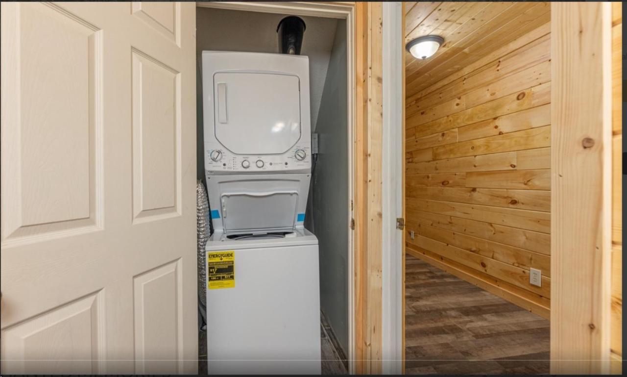 Enchanted Memories, Hot Tub, 1089 Of Free Attraction Tickets For Each Paid Day, Dollywood And Holiday home Pigeon Forge