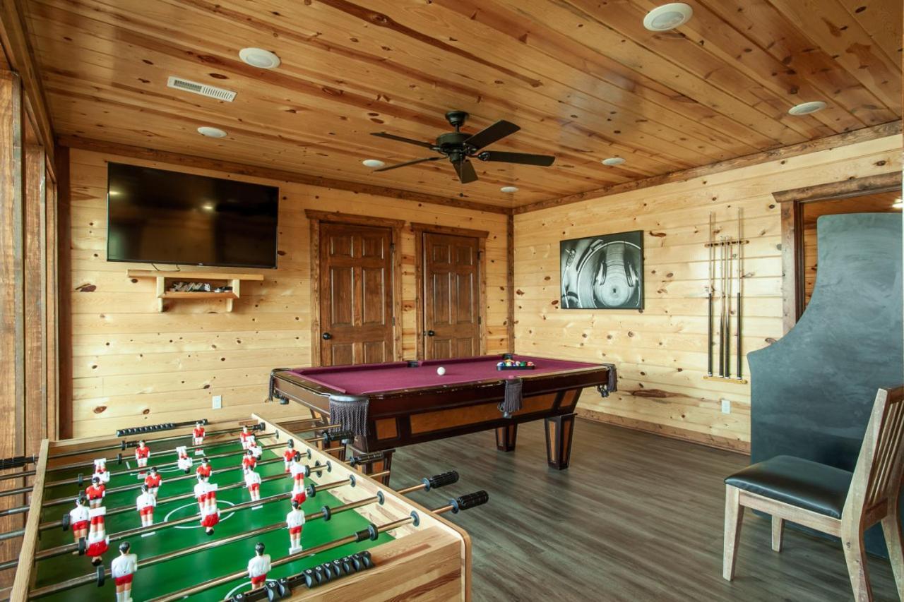 Pool And Game In Stunning Mountain Holiday home *