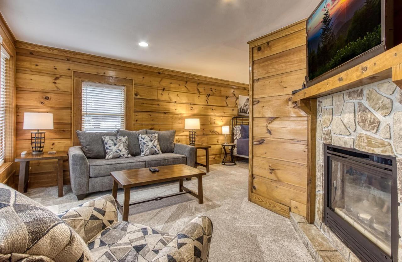 Newly Renovated Perfect 2 Bedroom W Indoor Jacuzzies, Hot Tub, Pool, Sauna, Golf! Villa *