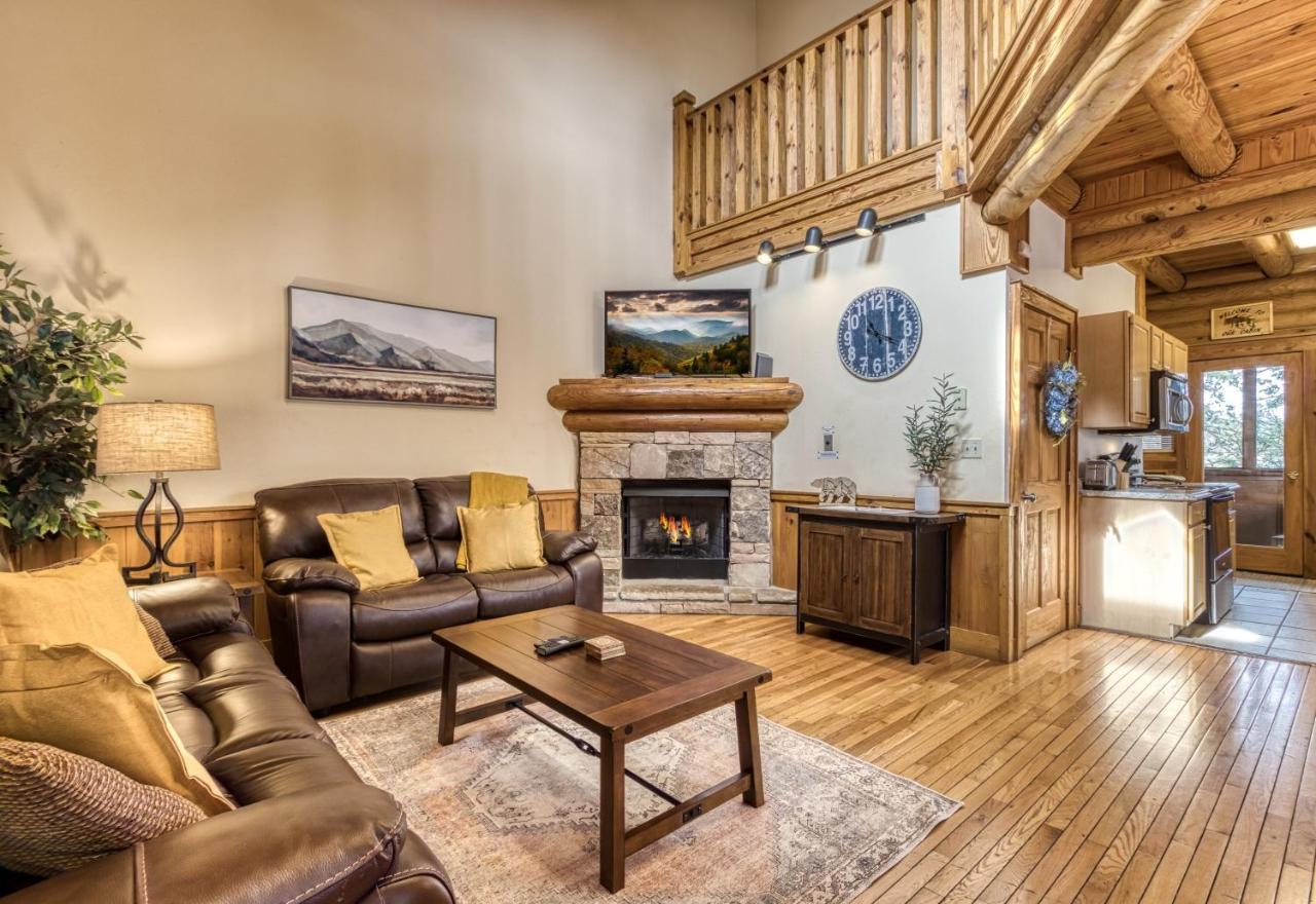 Newly Renovated Perfect 2 Bedroom W Indoor Jacuzzies, Hot Tub, Pool, Sauna, Golf! Villa *