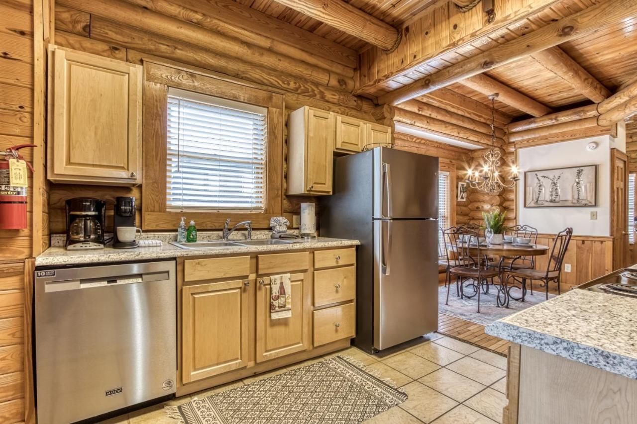 Newly Renovated Perfect 2 Bedroom W Indoor Jacuzzies, Hot Tub, Pool, Sauna, Golf!