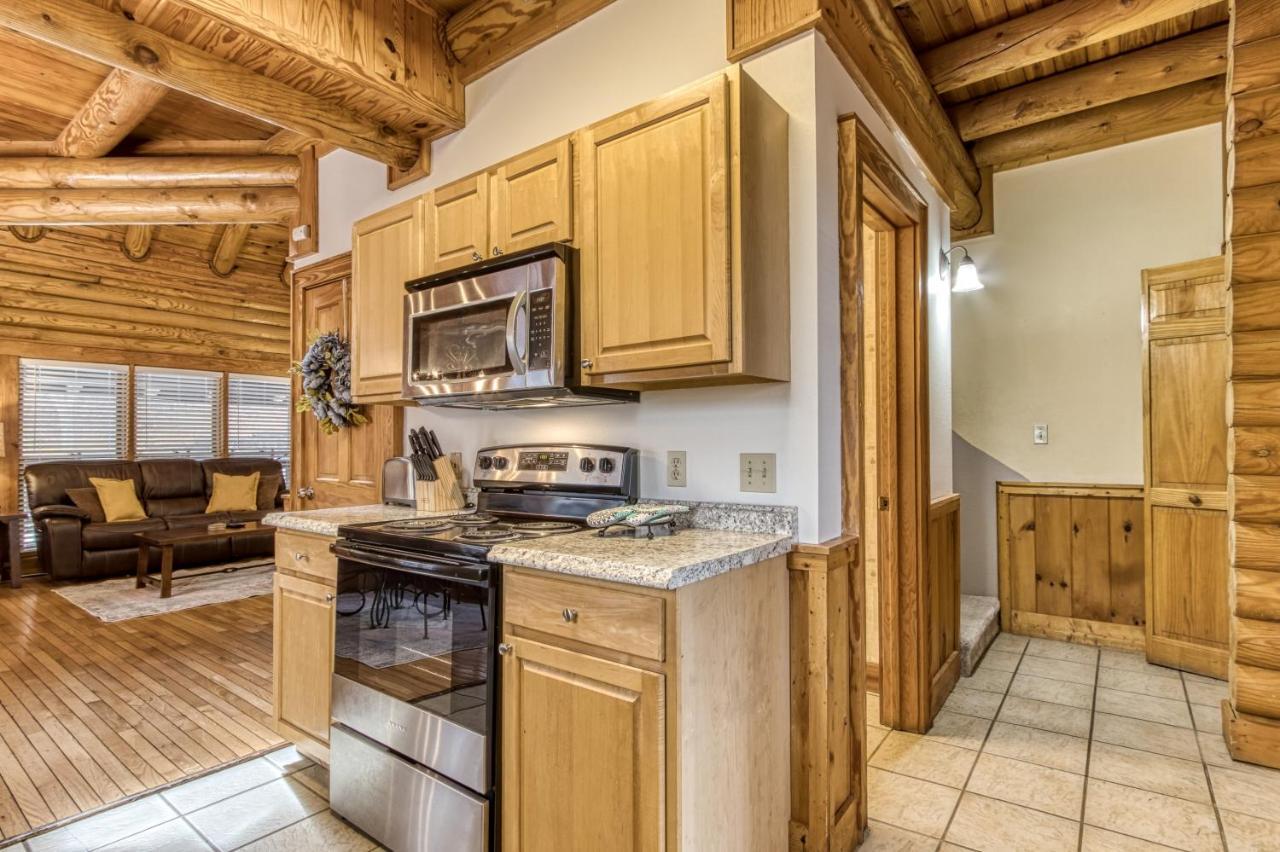 Newly Renovated Perfect 2 Bedroom W Indoor Jacuzzies, Hot Tub, Pool, Sauna, Golf! Villa Pigeon Forge