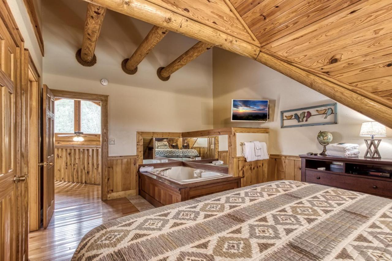 Newly Renovated Perfect 2 Bedroom W Indoor Jacuzzies, Hot Tub, Pool, Sauna, Golf! Villa