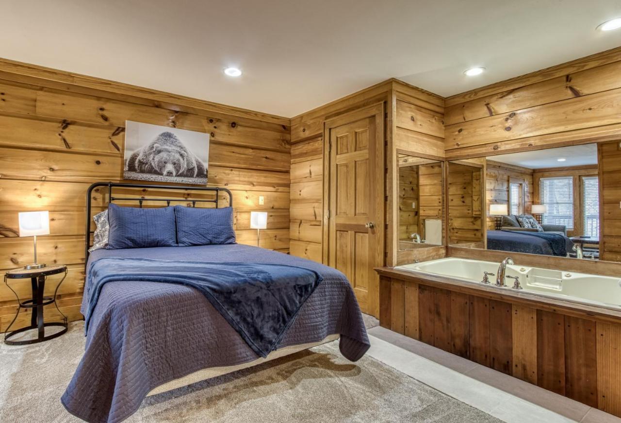 Newly Renovated Perfect 2 Bedroom W Indoor Jacuzzies, Hot Tub, Pool, Sauna, Golf! Villa