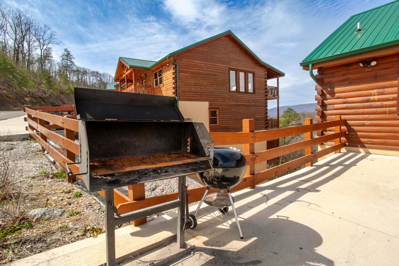 Pool And Game In Stunning Mountain Holiday home *