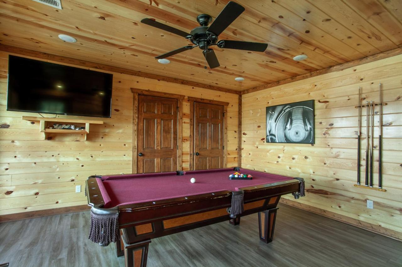 Pool And Game In Stunning Mountain Holiday home Pigeon Forge