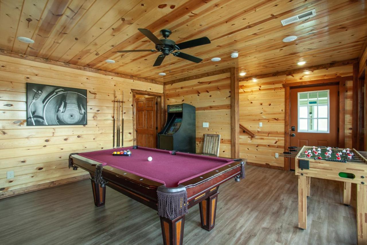 Pool And Game In Stunning Mountain Holiday home Pigeon Forge