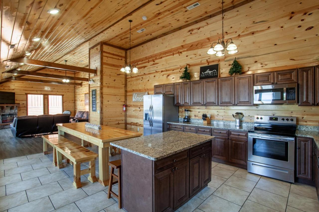 Pool And Game In Stunning Mountain Holiday home Pigeon Forge
