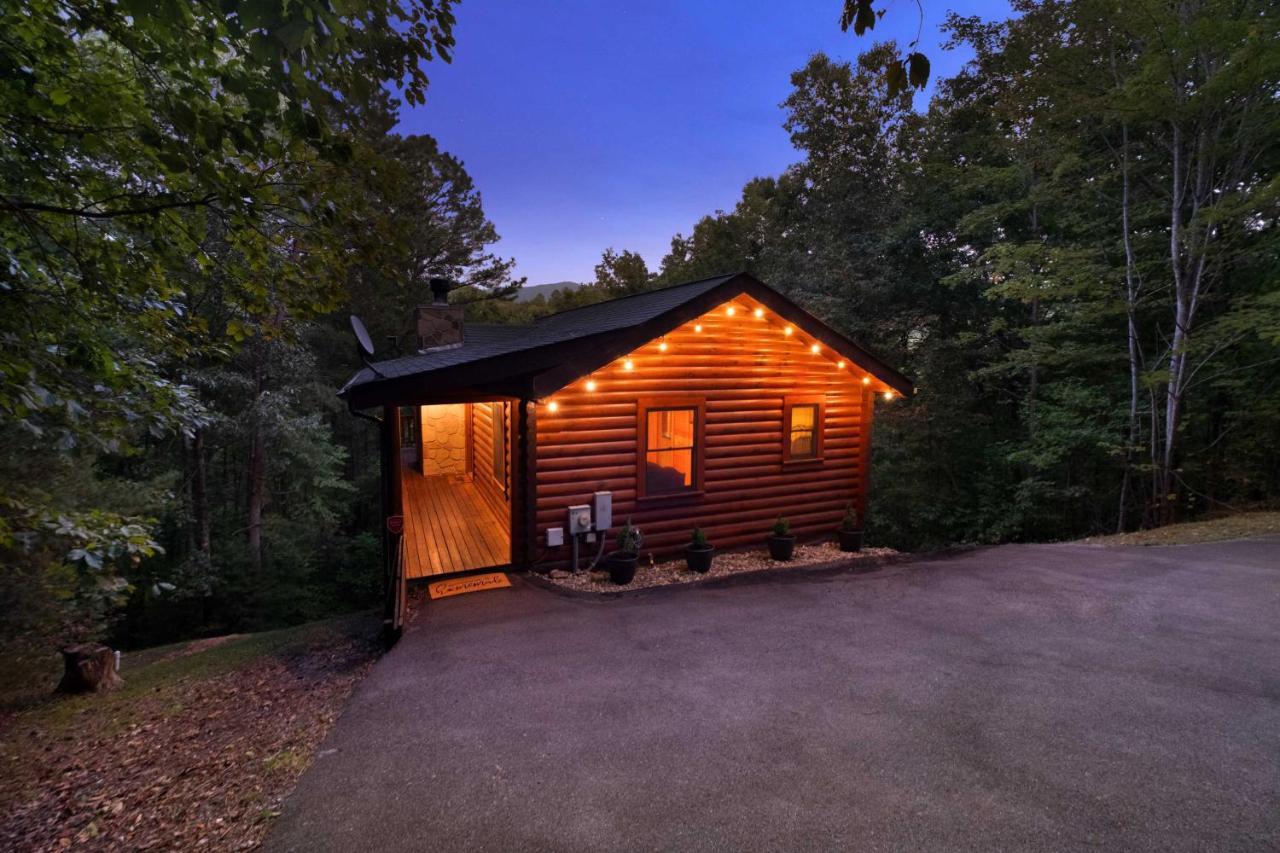 Private Smoky Mtn Log With 2 Decks And Hot Tub! Holiday home Pigeon Forge