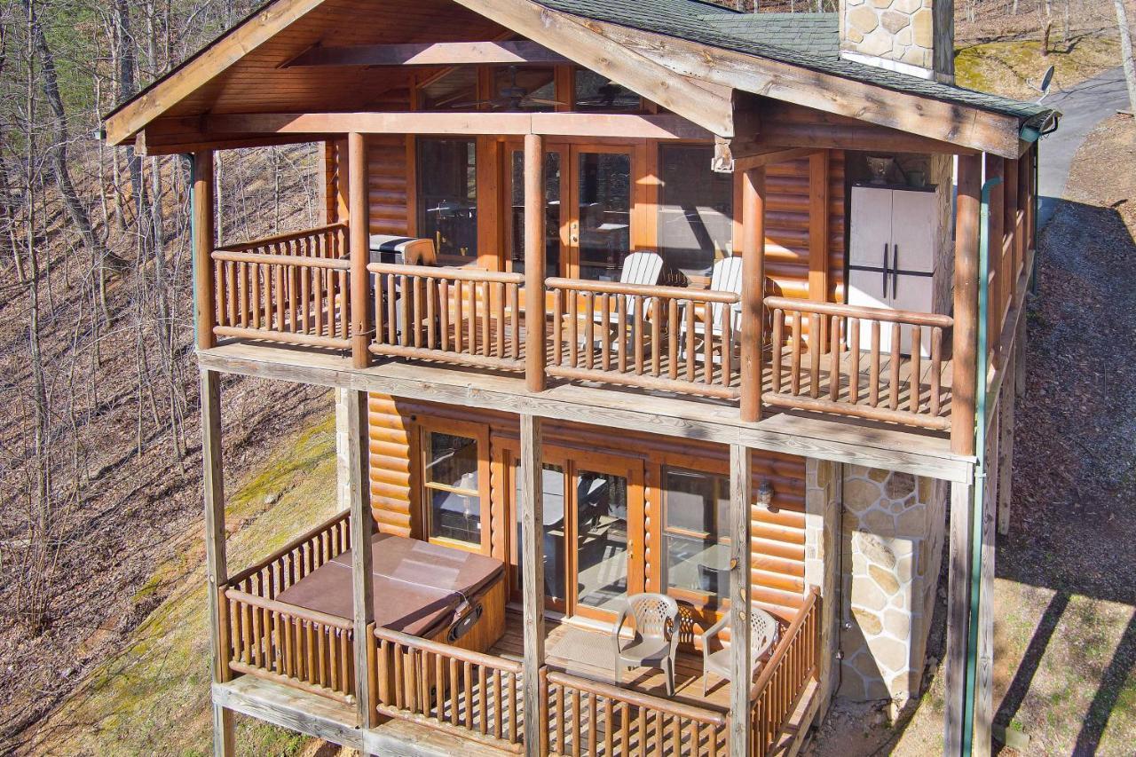 Private Smoky Mtn Log With 2 Decks And Hot Tub! Holiday home Pigeon Forge