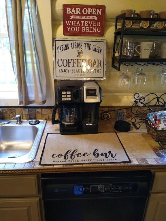 Creekside Haven - Authentic Cabin, Outstanding Location *