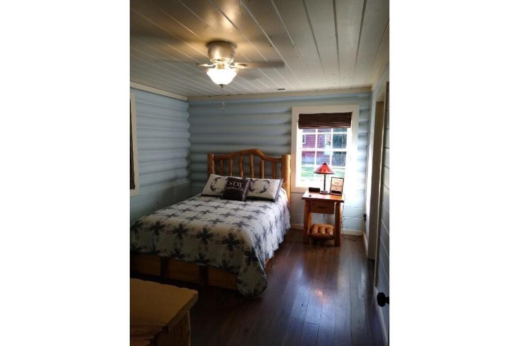 Creekside Haven - Authentic Cabin, Outstanding Location Holiday home *