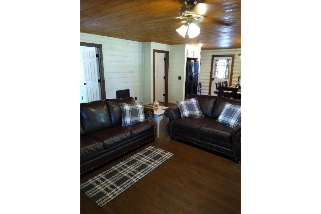Creekside Haven - Authentic Cabin, Outstanding Location