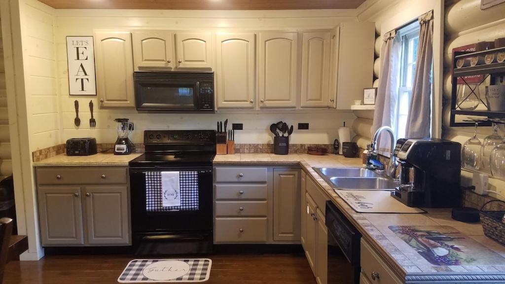 Creekside Haven - Authentic Cabin, Outstanding Location