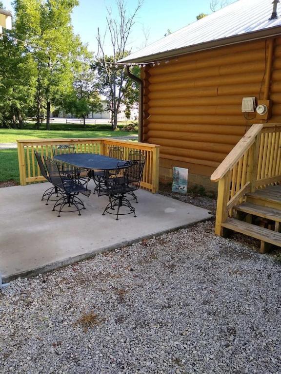Creekside Haven - Authentic Cabin, Outstanding Location *