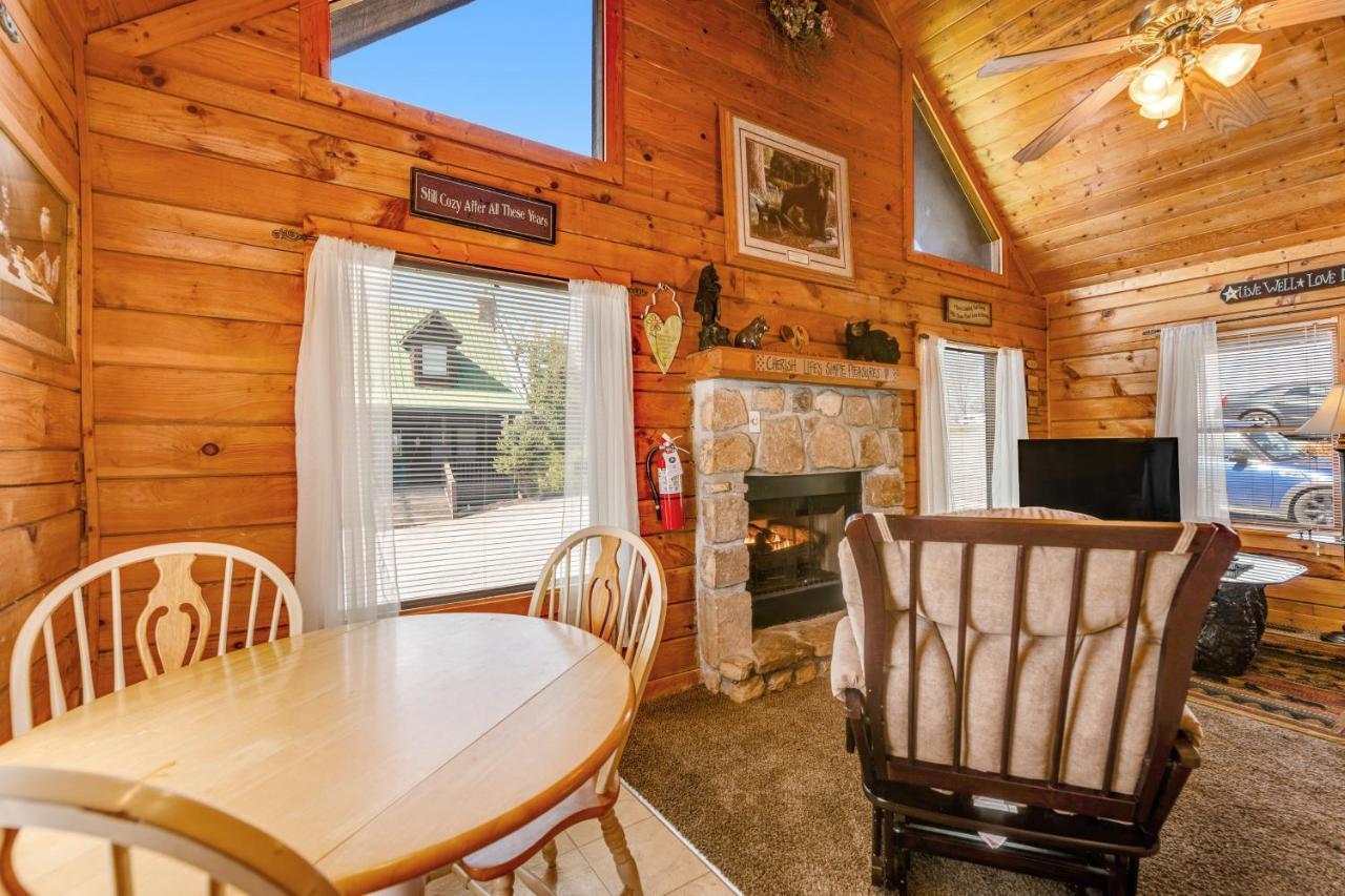 Cuddly Bear Hideaway * Pigeon Forge