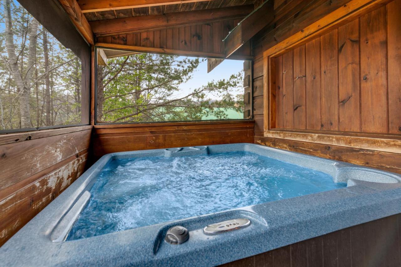 Snuggle Bear Hideaway Pigeon Forge