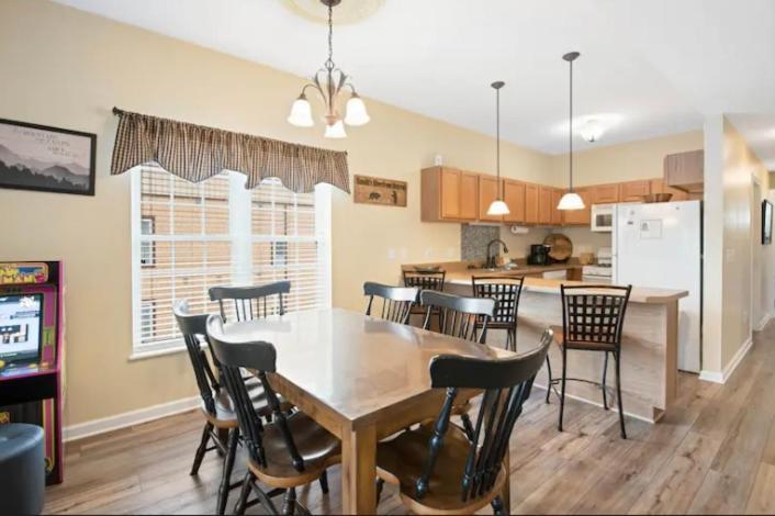 Bandit's Riverfront Retreat - Mountain View- Condo-fishing-balcony-fireplace-great Location!