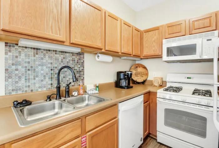 Apartment Bandit's Riverfront Retreat - Mountain View- Condo-fishing-balcony-fireplace-great Location!