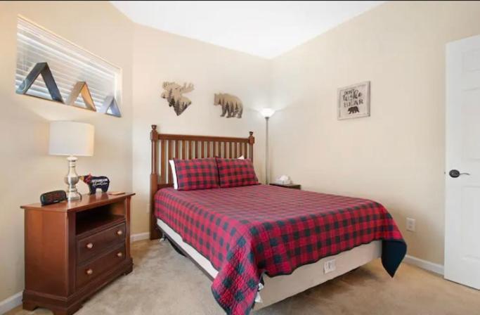 Bandit's Riverfront Retreat - Mountain View- Condo-fishing-balcony-fireplace-great Location! Pigeon Forge