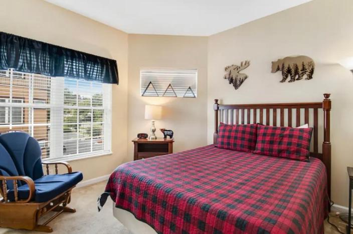 Bandit's Riverfront Retreat - Mountain View- Condo-fishing-balcony-fireplace-great Location!