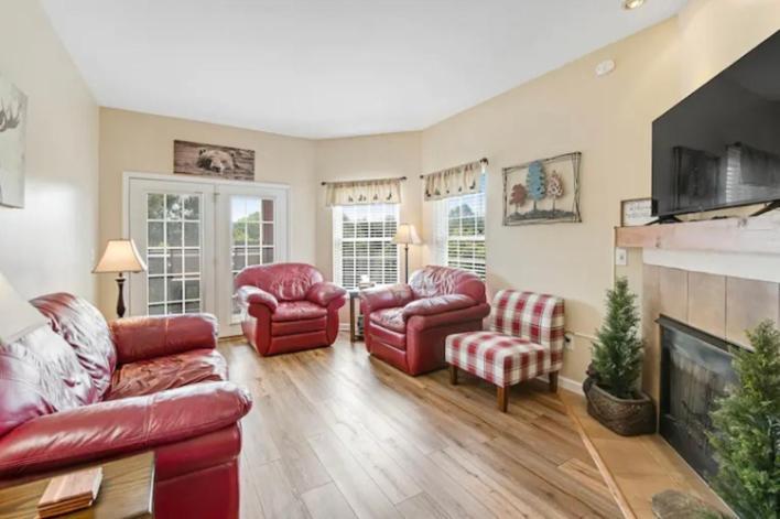 Apartment Bandit's Riverfront Retreat - Mountain View- Condo-fishing-balcony-fireplace-great Location! Pigeon Forge
