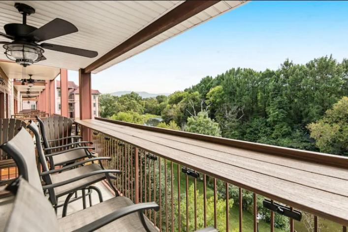 Bandit's Riverfront Retreat - Mountain View- Condo-fishing-balcony-fireplace-great Location! Pigeon Forge