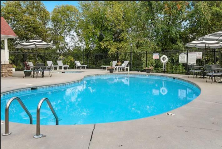 Bandit's Riverfront Retreat - Mountain View- Condo-fishing-balcony-fireplace-great Location! Apartment Pigeon Forge