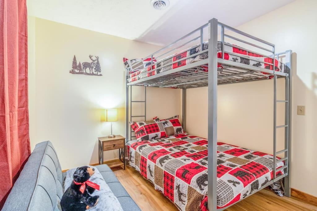 King Bed Pet Friendly Smart Lock * Pigeon Forge