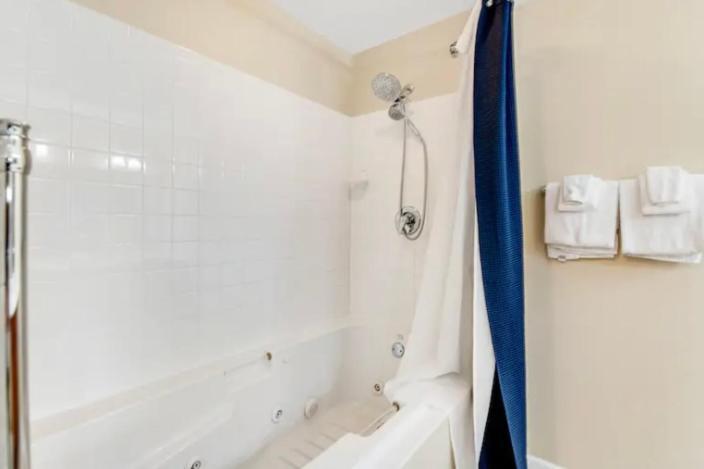 Apartment Bandit's Riverfront Retreat - Mountain View- Condo-fishing-balcony-fireplace-great Location!