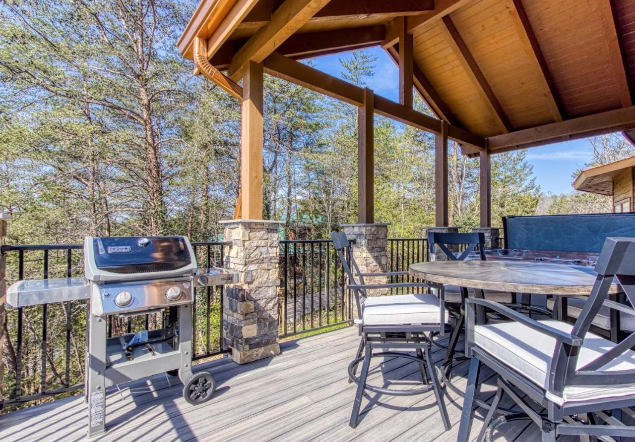 Mountain Valley Revival - Brand New Renovations, Close To Town, Panoramic Mountain Views!! Pigeon Forge