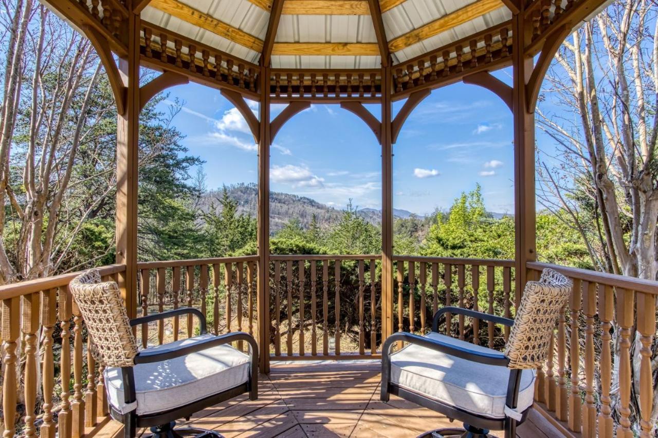 Mountain Valley Revival - Brand New Renovations, Close To Town, Panoramic Mountain Views!! Pigeon Forge