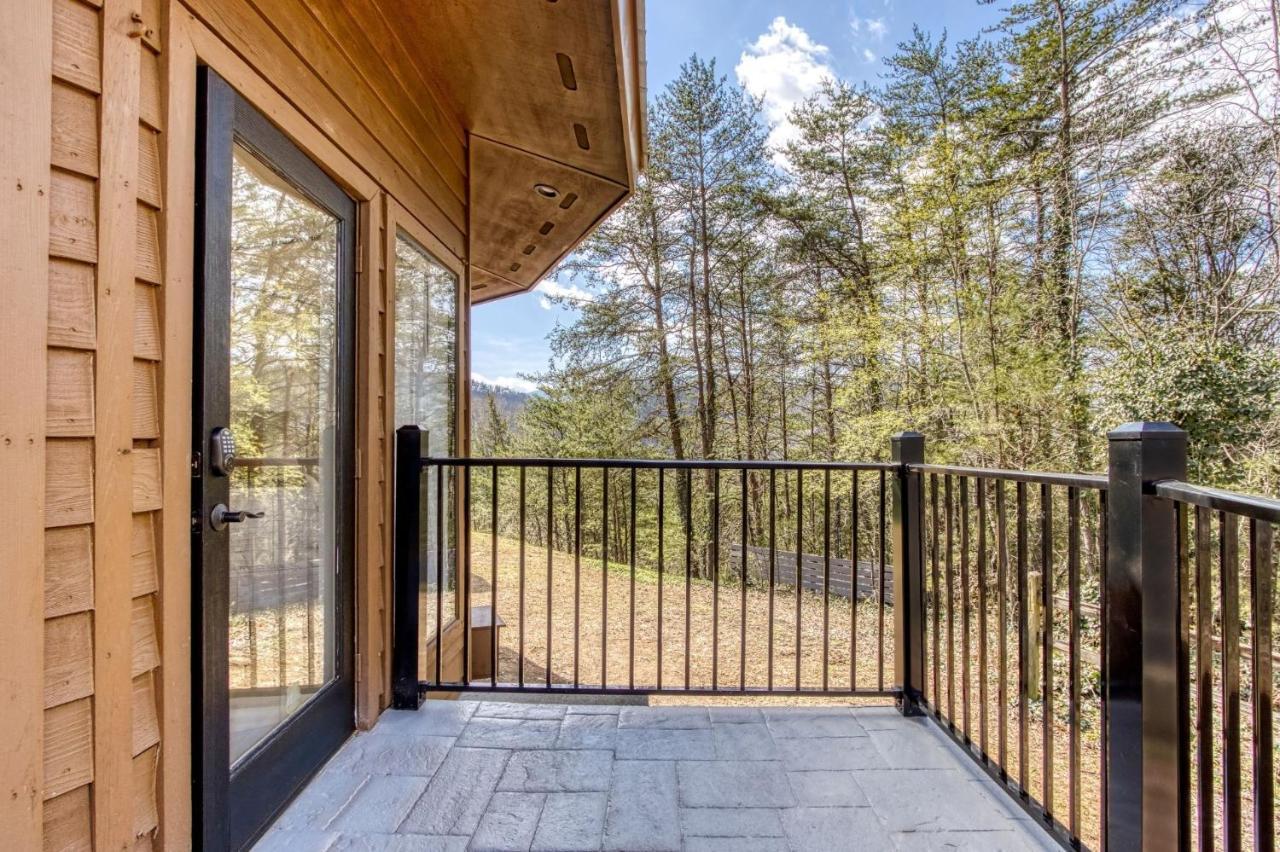 Mountain Valley Revival - Brand New Renovations, Close To Town, Panoramic Mountain Views!! Pigeon Forge