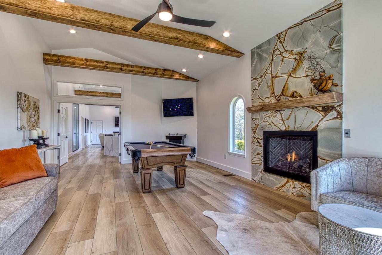 Mountain Valley Revival - Brand New Renovations, Close To Town, Panoramic Mountain Views!! Holiday home *