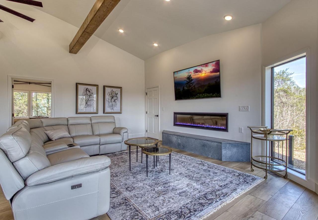 Mountain Valley Revival - Brand New Renovations, Close To Town, Panoramic Mountain Views!! * Pigeon Forge