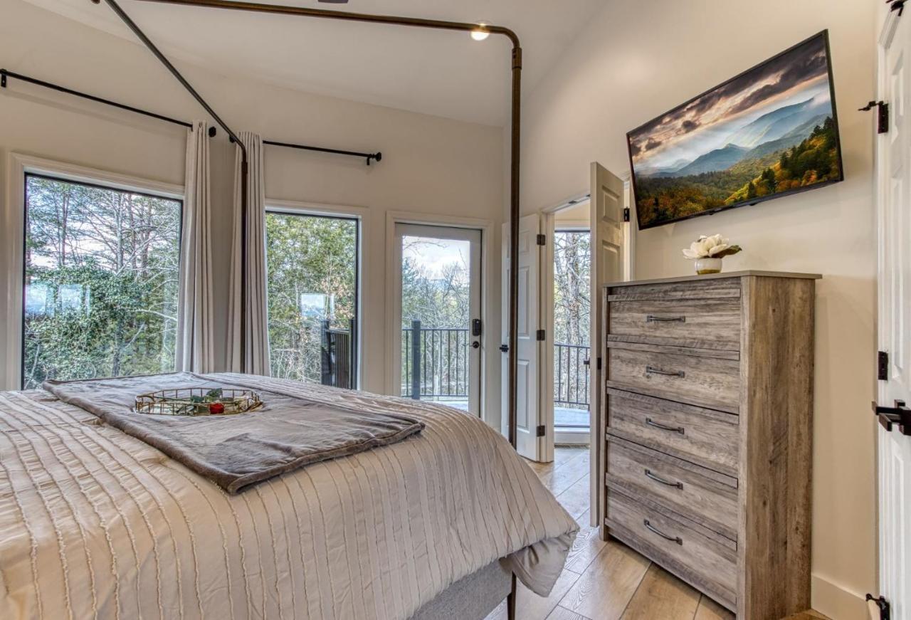 Mountain Valley Revival - Brand New Renovations, Close To Town, Panoramic Mountain Views!! Holiday home *