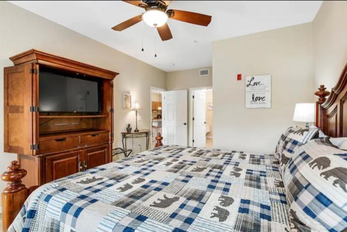 Bandit's Riverfront Retreat - Mountain View- Condo-fishing-balcony-fireplace-great Location! Apartment