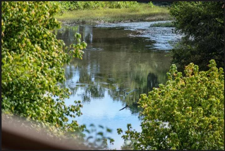 Bandit's Riverfront Retreat - Mountain View- Condo-fishing-balcony-fireplace-great Location! *