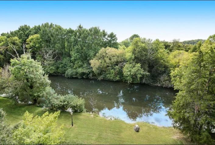 Bandit's Riverfront Retreat - Mountain View- Condo-fishing-balcony-fireplace-great Location! *
