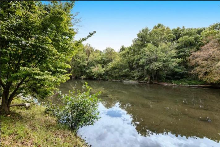 Apartment Bandit's Riverfront Retreat - Mountain View- Condo-fishing-balcony-fireplace-great Location! *