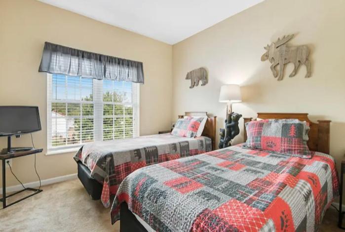 Apartment Bandit's Riverfront Retreat - Mountain View- Condo-fishing-balcony-fireplace-great Location! *