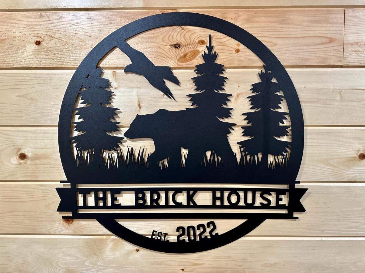 Holiday home The Brick House: Brand New! 3 Bedroom With Private Driveway *