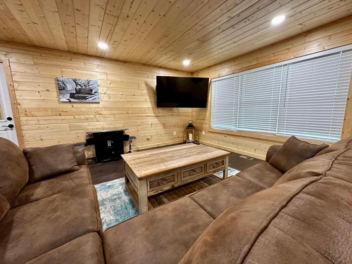 Holiday home The Brick House: Brand New! 3 Bedroom With Private Driveway *